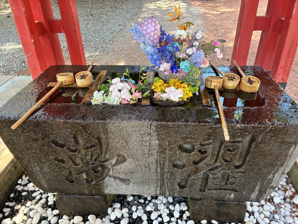 石浦神社の手水舎。清らかな水が流れる境内の入口付近に設置されている