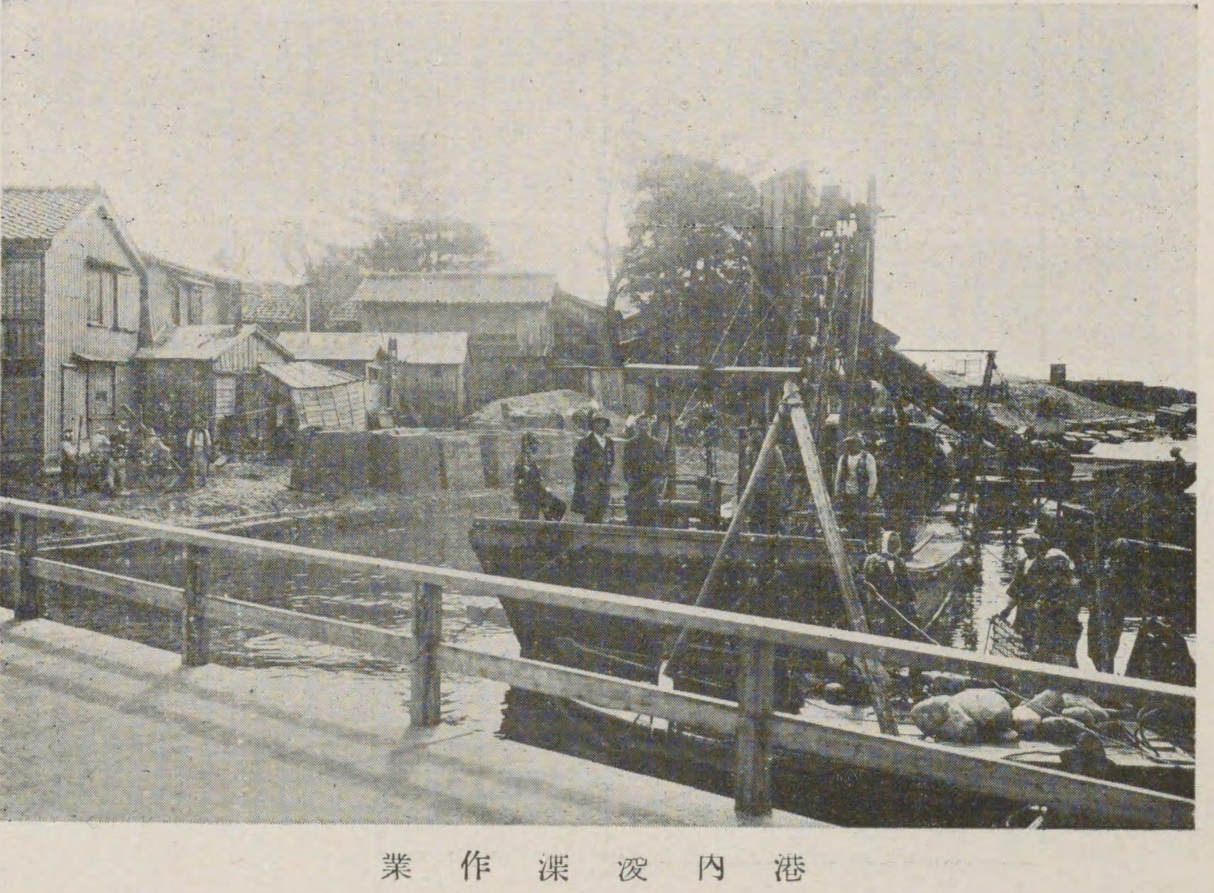 黒部市生地の漁港と街並み