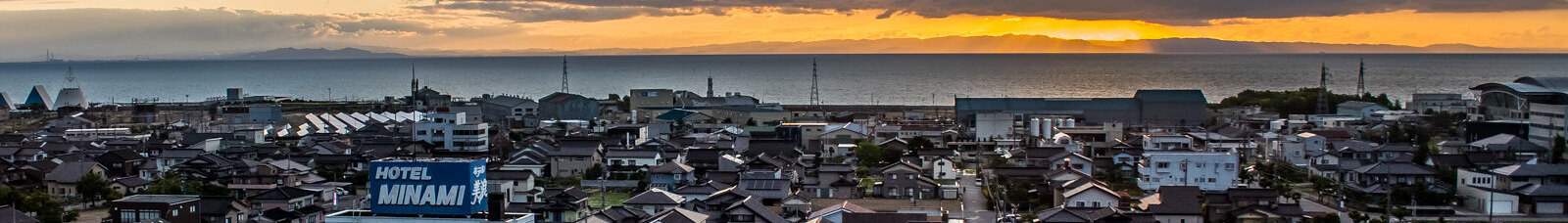 魚津市の街並みと富山湾