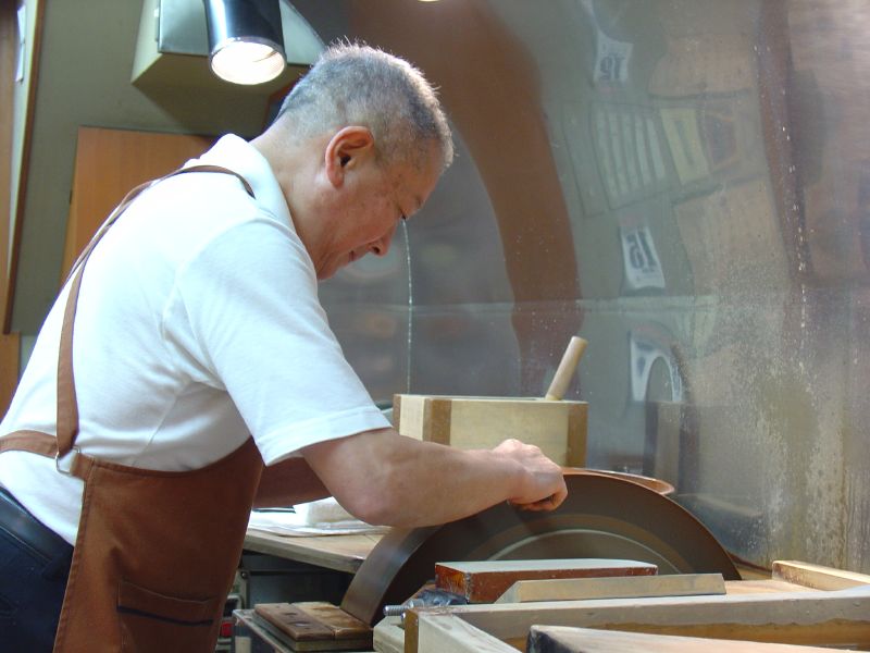 越前打刃物の職人が包丁を研ぎ上げる様子