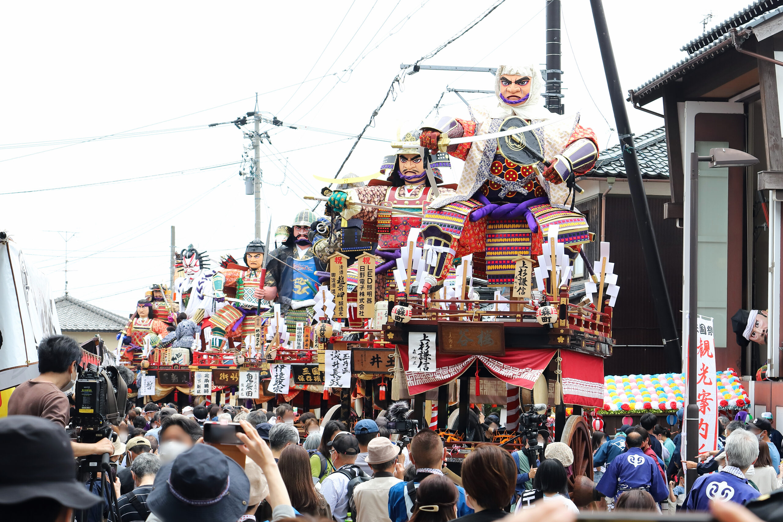 三国祭の武者人形山車が街を巡行する様子