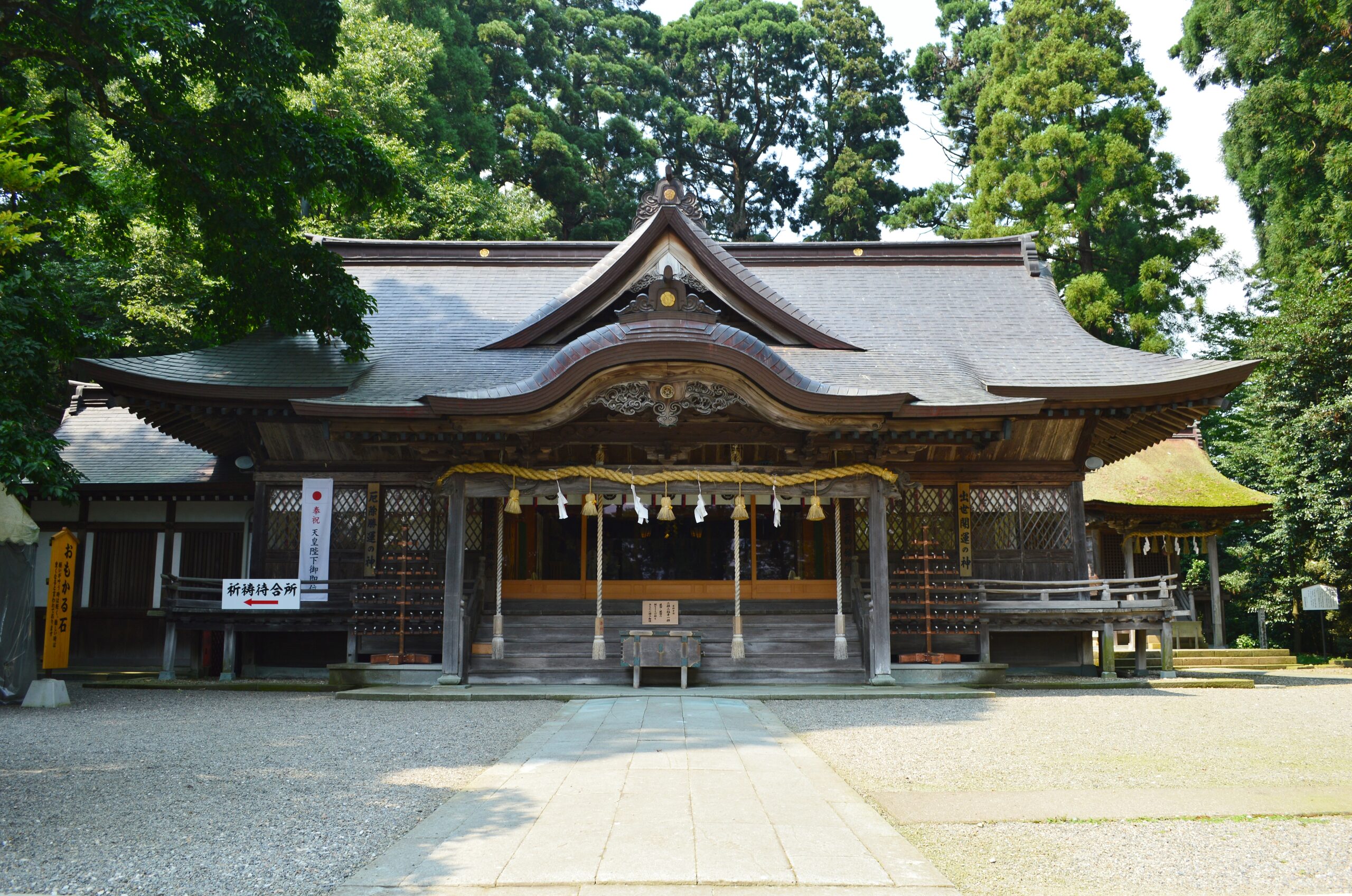 劔神社の拝殿と境内の風景
