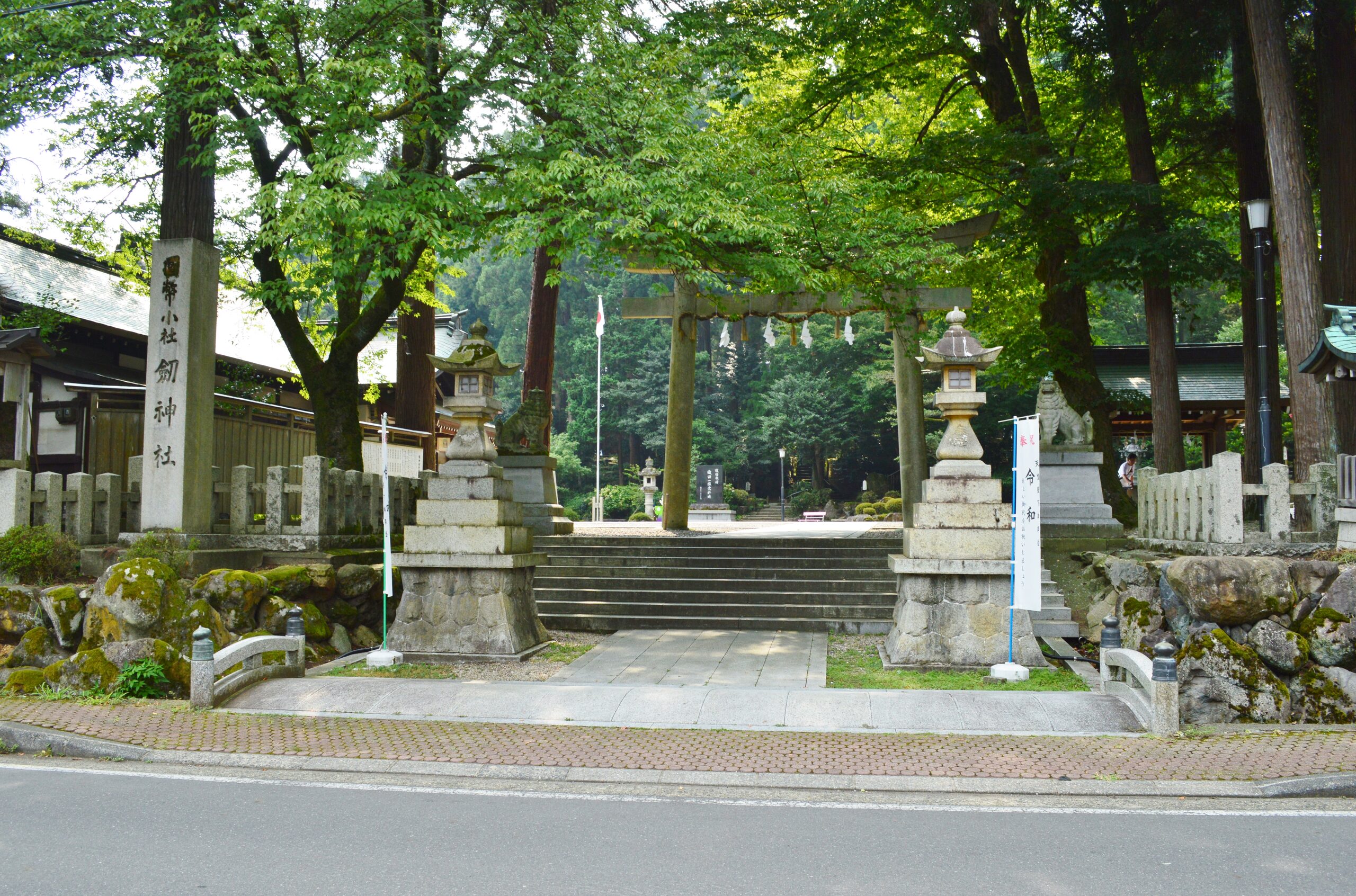 劔神社の鳥居と参道の風景
