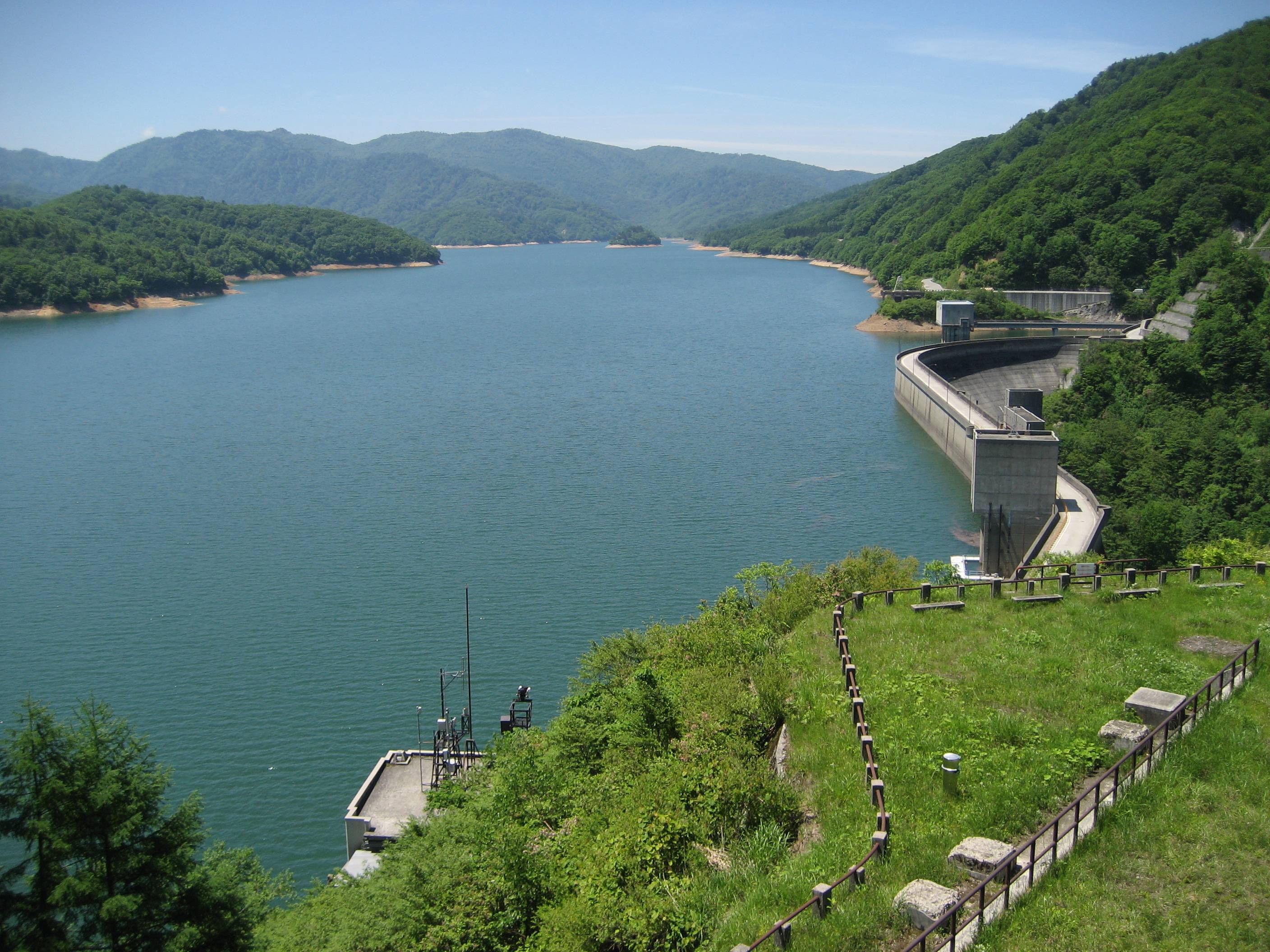 有峰湖の秘境のダム湖風景