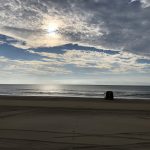 能登半島ドライブの出発点・千里浜なぎさドライブウェイの砂浜を走る車