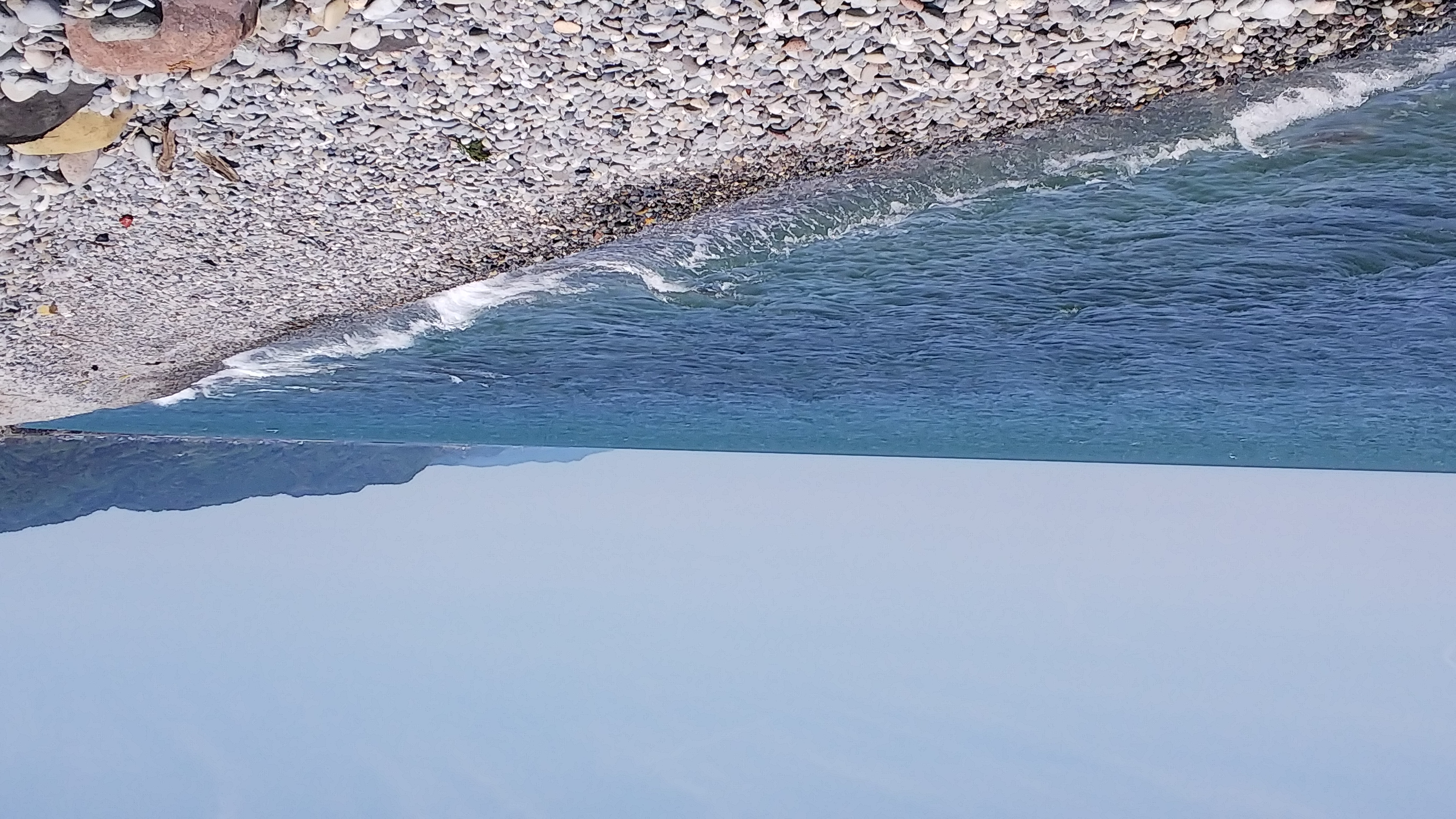 朝日町ヒスイ海岸の玉石の浜辺
