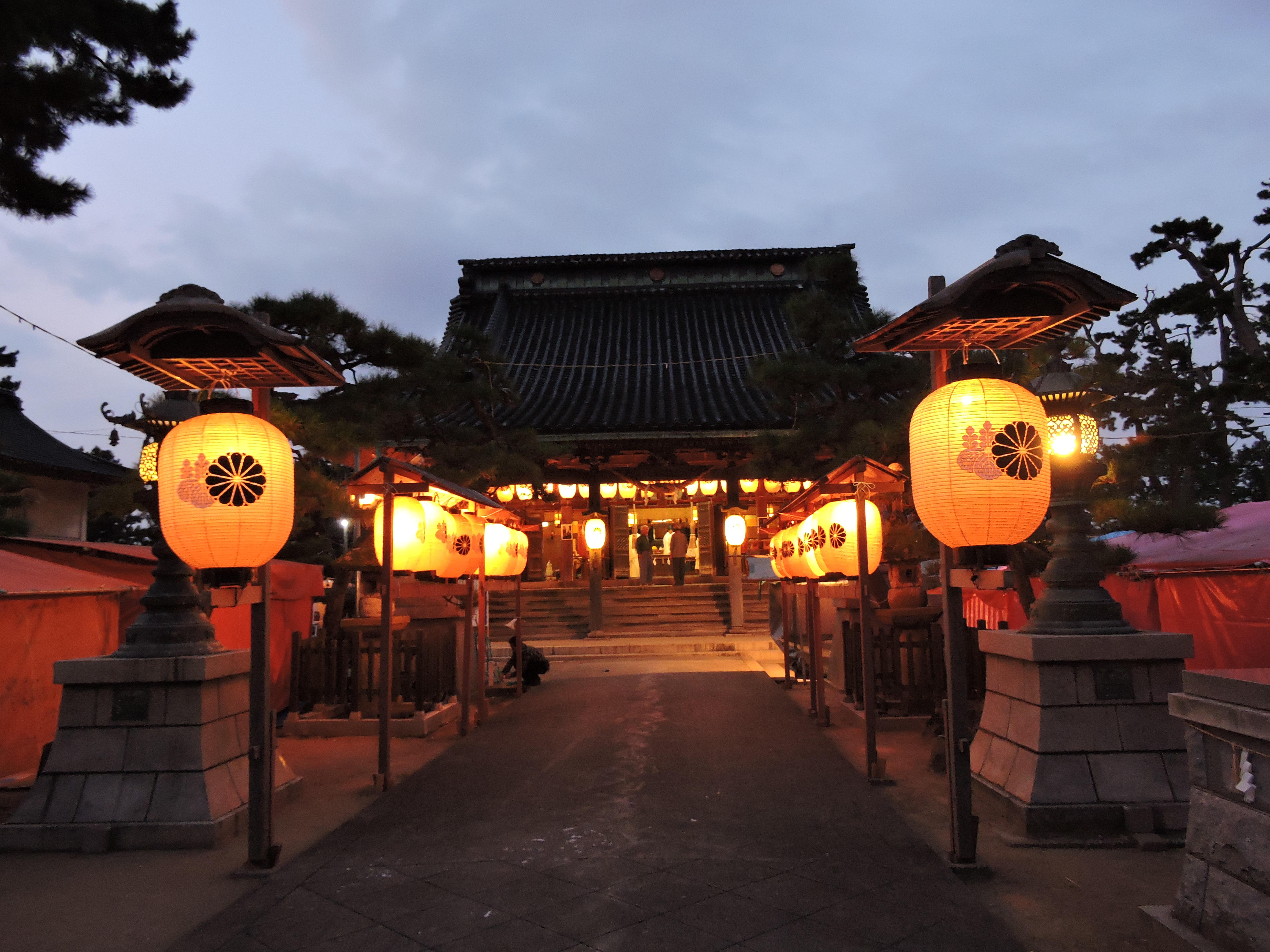 射水市の放生津八幡宮祭りの豪華な曳山巡行