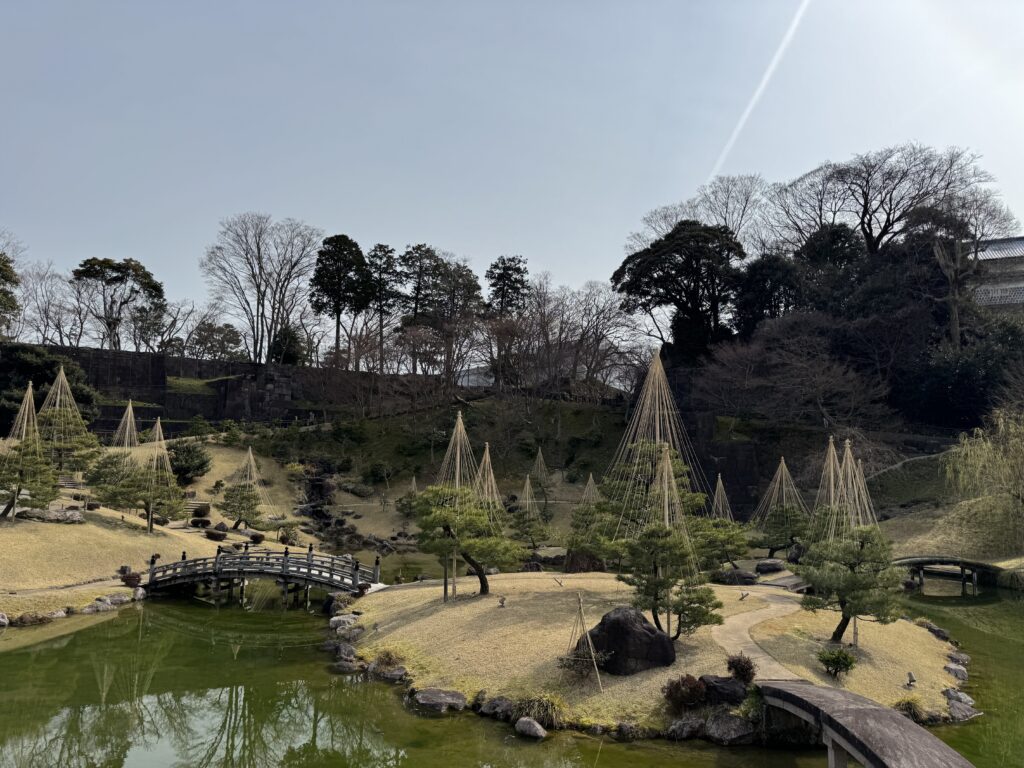 玉泉院丸庭園の池泉と色紙短冊積み石垣