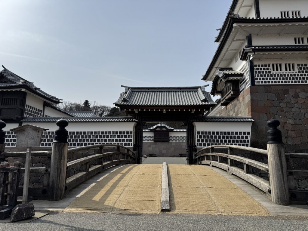 橋爪門（二の丸の正門）の外観と石垣