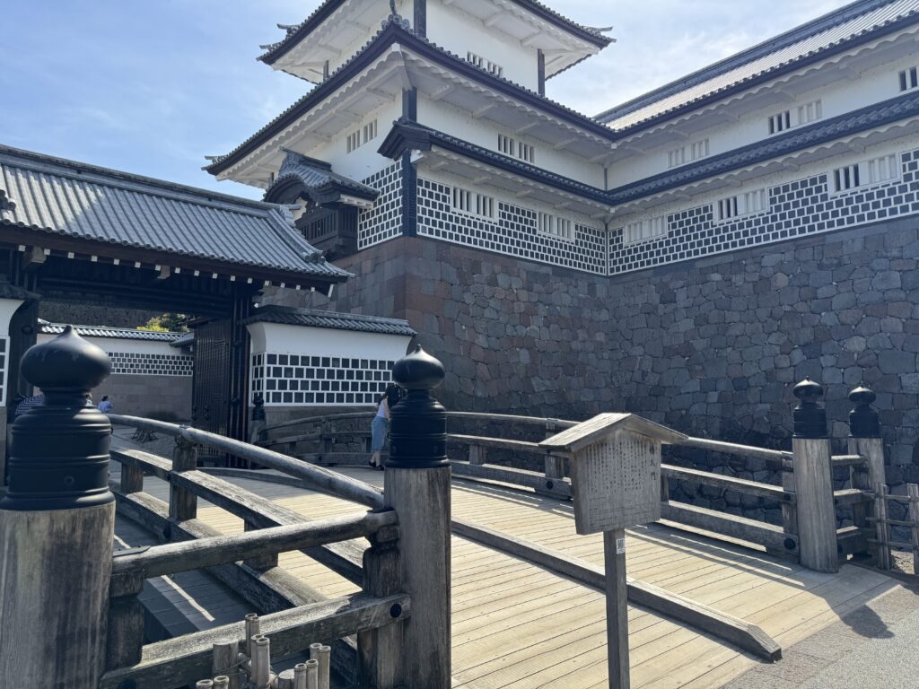 橋爪門の欄干から見下ろす金沢城の石垣