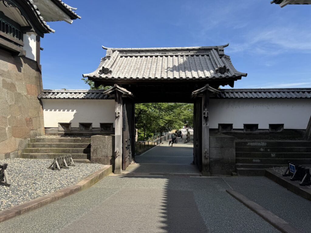 石川門の枡形内部と白壁・鉛瓦の門構え
