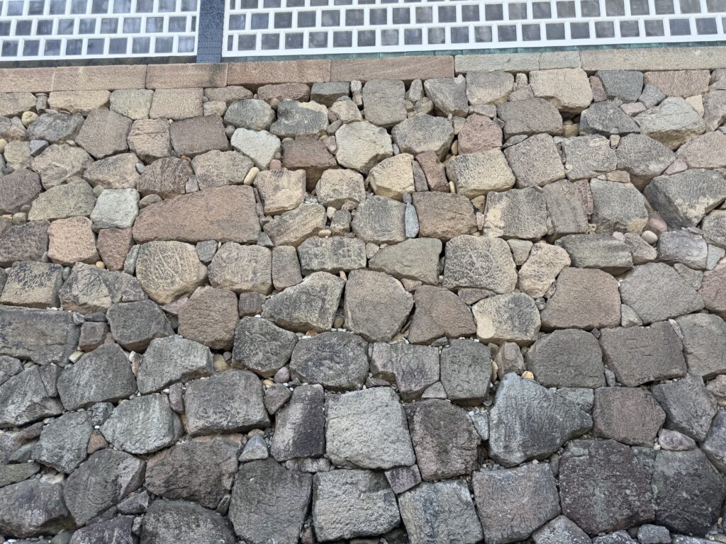 金沢城の石垣に刻まれた刻印（業者ごとに異なる紋様）