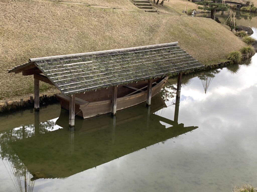玉泉院丸庭園の池に浮かぶ小舟と庭園の景観