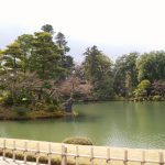 金沢観光の定番・兼六園の霞ヶ池と徽軫灯籠の風景