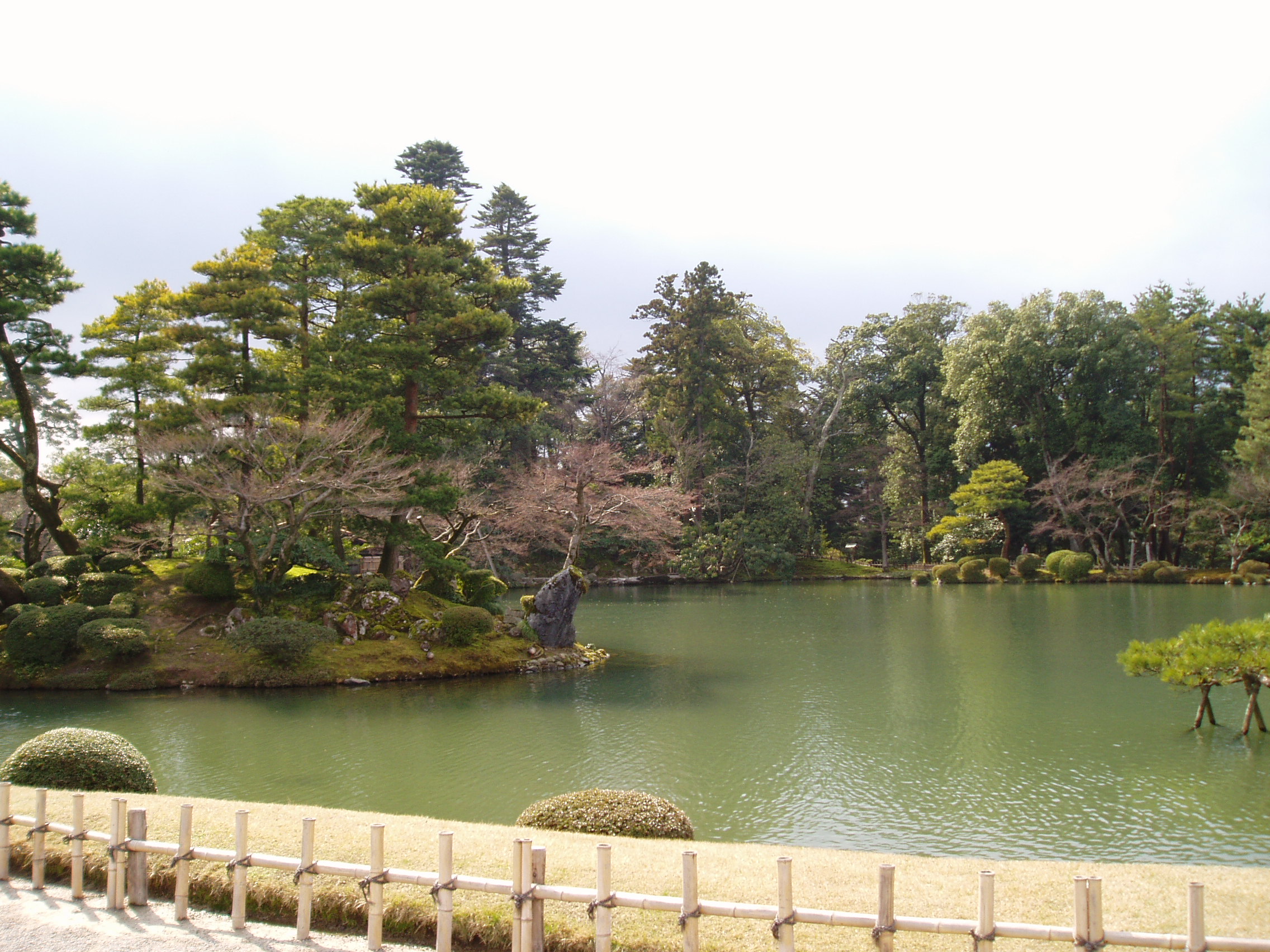 金沢観光の定番・兼六園の霞ヶ池と徽軫灯籠の風景