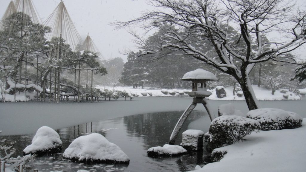 雪吊りが美しい冬の兼六園