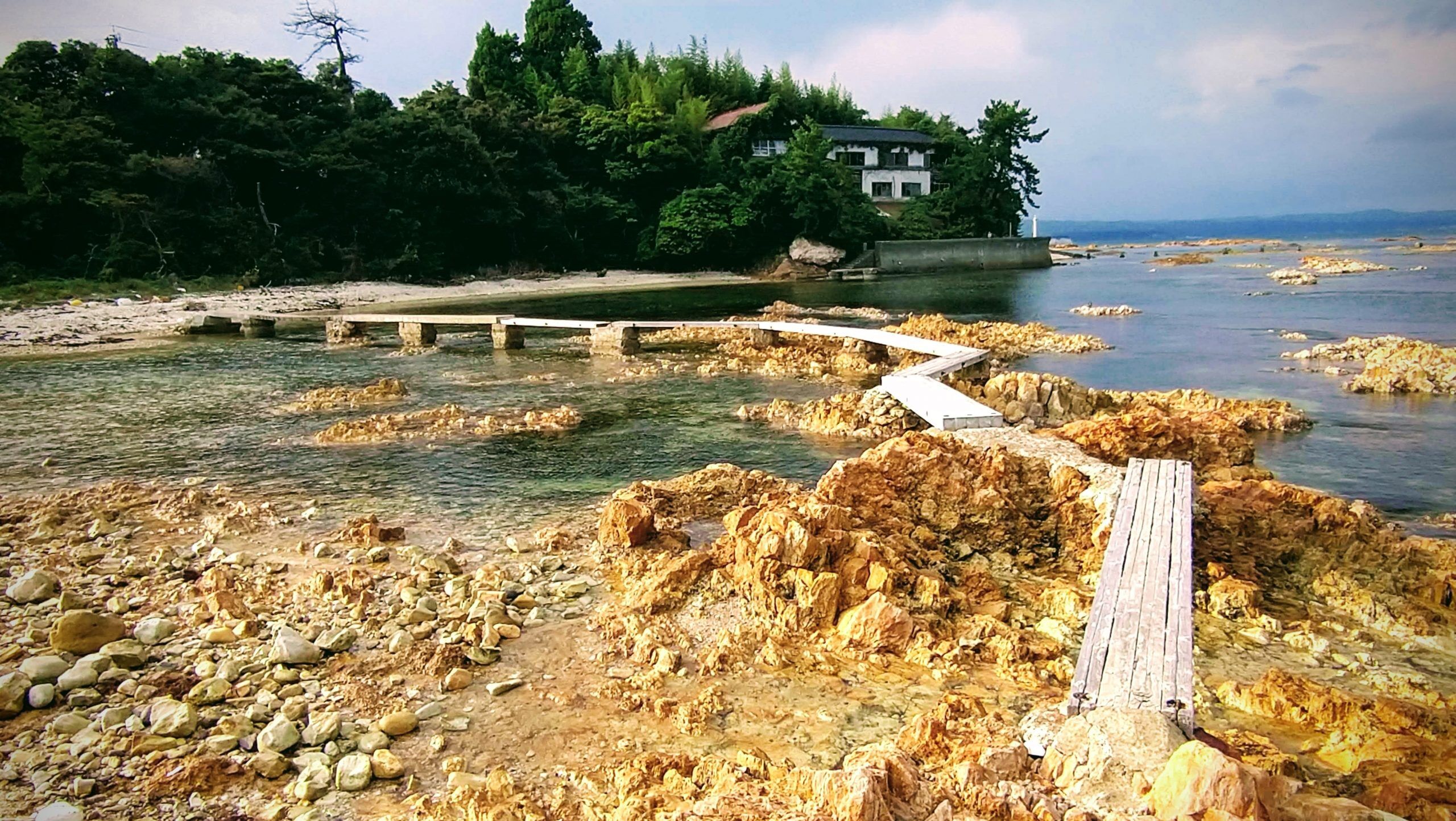 春蘭の里がある能登町の景勝地・能登松島の海岸風景