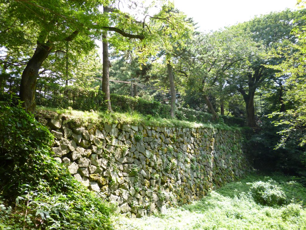 高岡古城公園の水濠。万葉まつりの朗唱は中の島の特設水上舞台で行われる