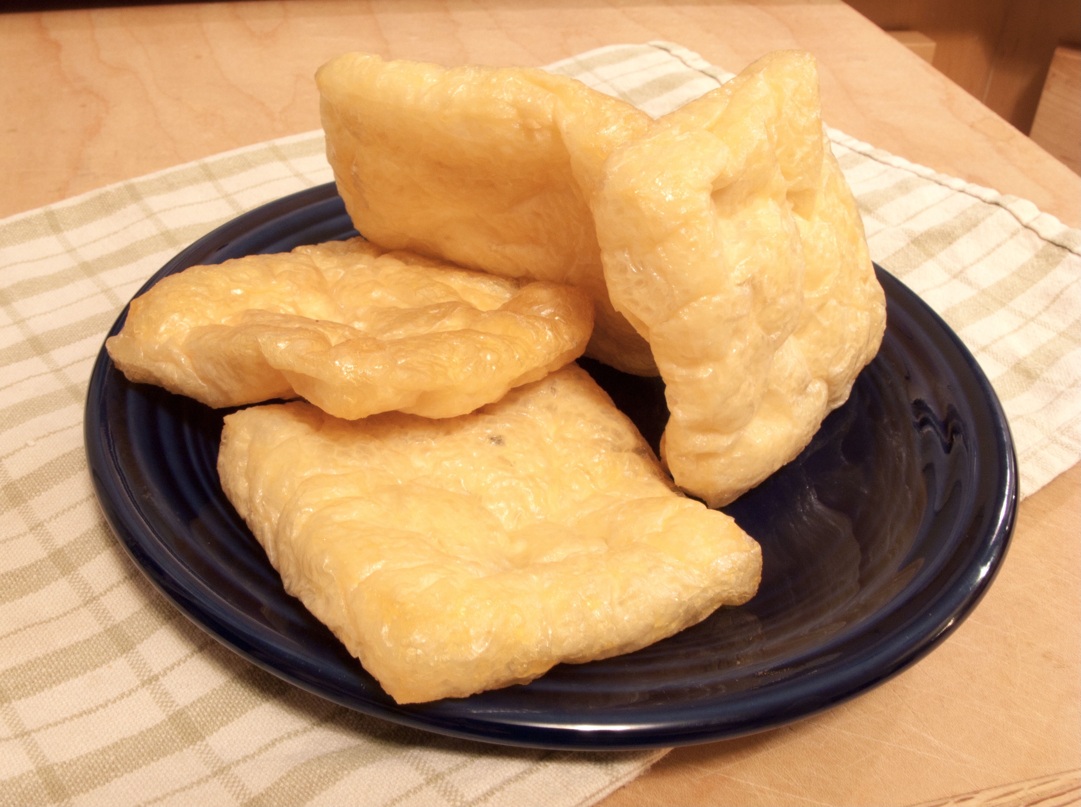 カリッと焼かれた油揚げ料理