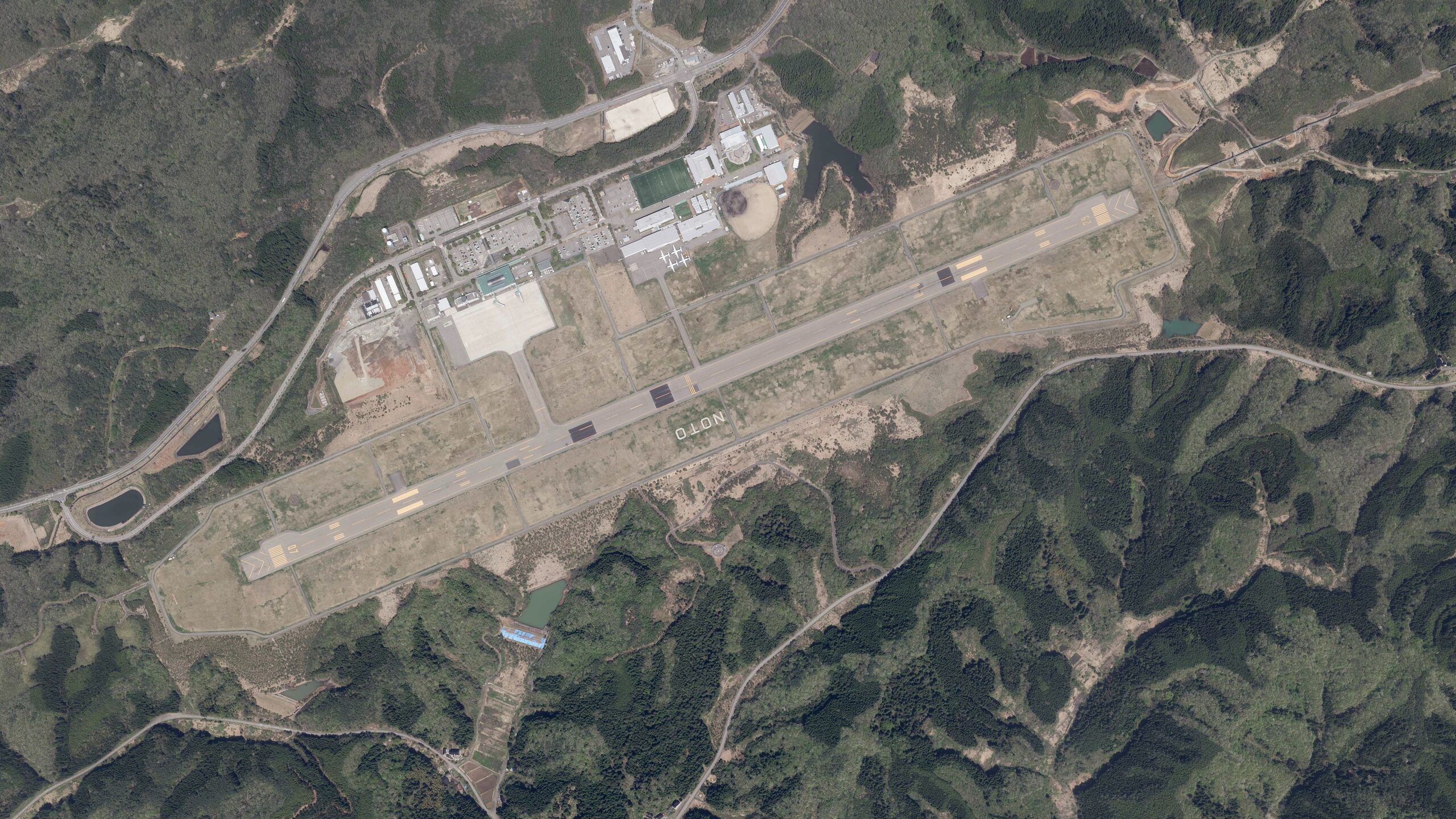 のと里山空港（能登空港）の上空からの航空写真