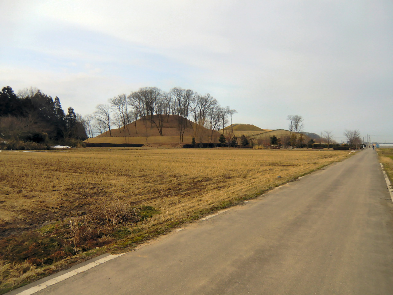 石川県能美市の秋常山古墳の全景と復元された前方後円墳