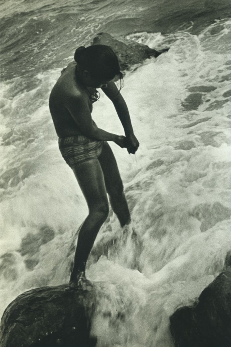 昭和初期の海女の素潜り漁の様子