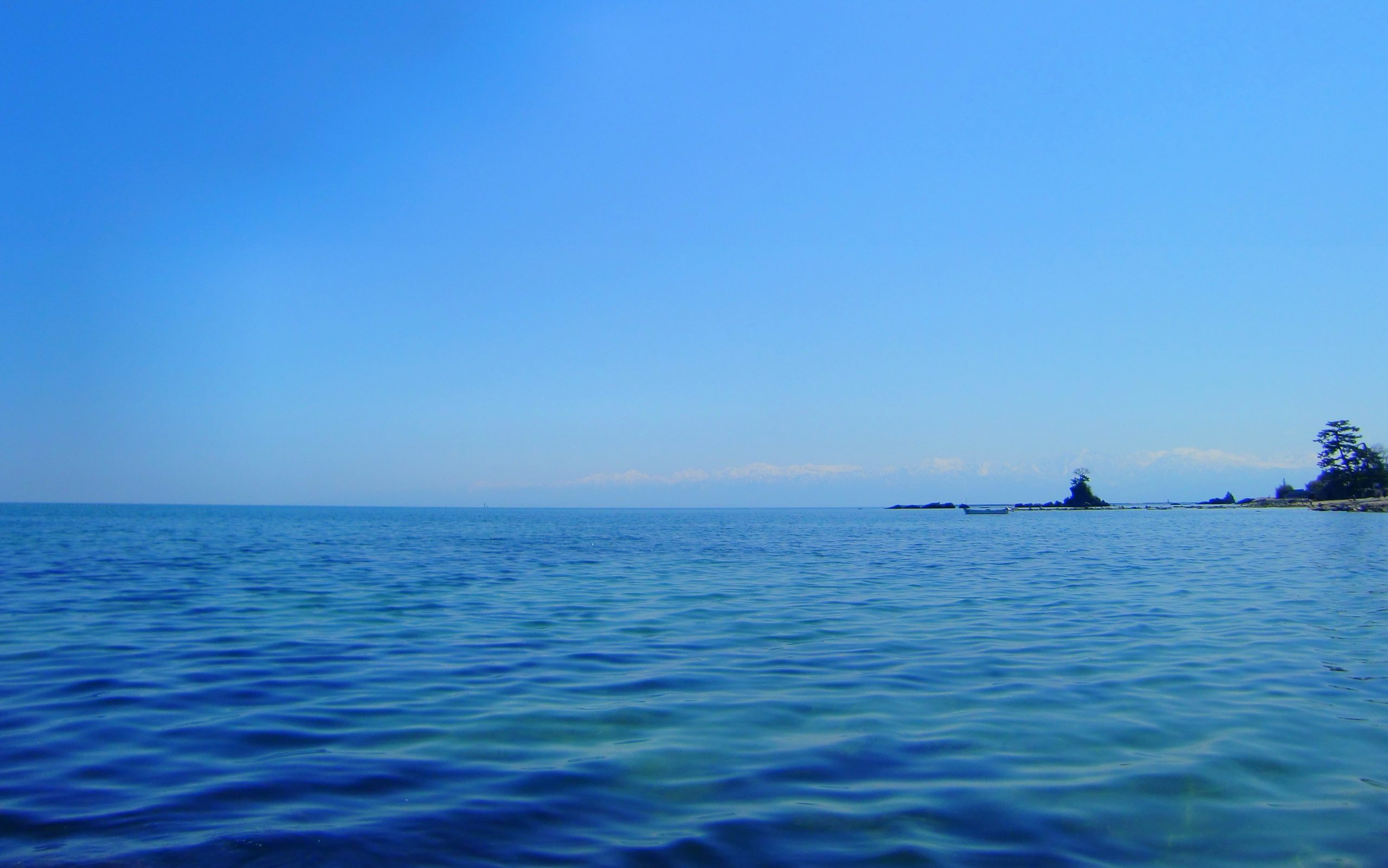 雨晴海岸から望む富山湾越しの立山連峰の絶景