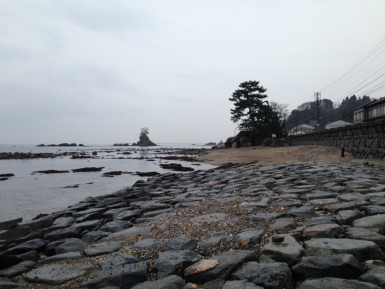 雨晴海岸の義経岩と女岩の風景