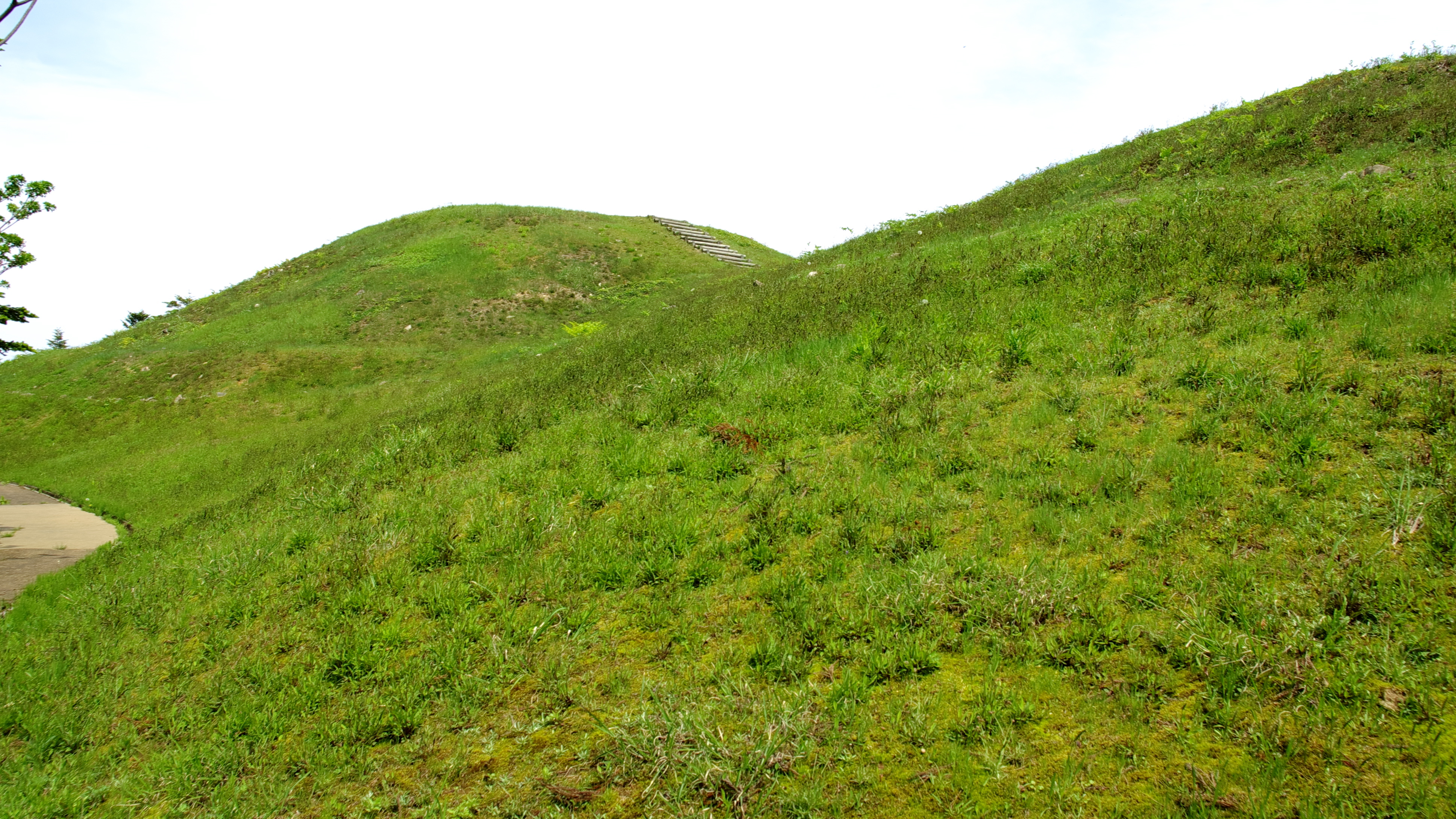 石川県中能登町の雨の宮古墳群2号墳の前方後方墳