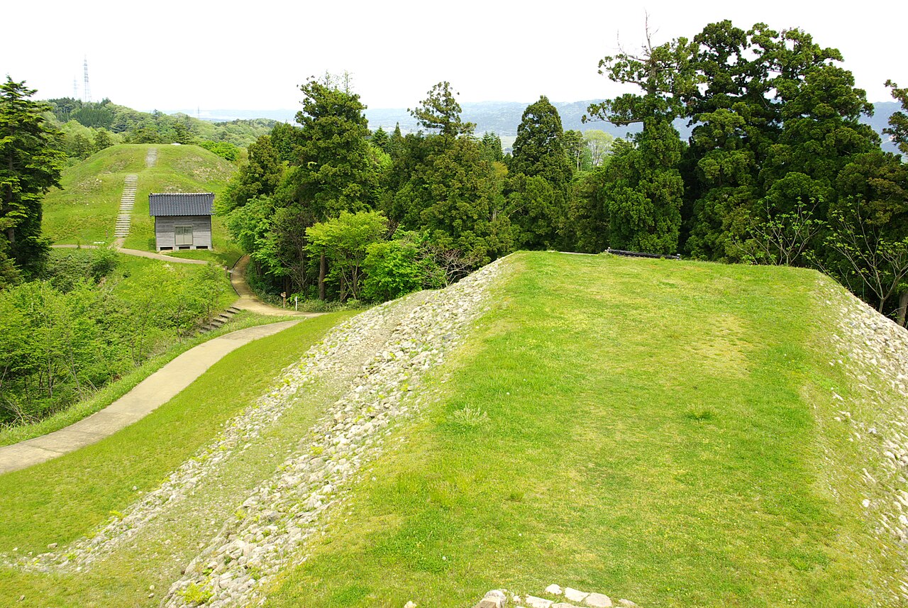 雨の宮古墳群の墳丘と中能登町の里山風景