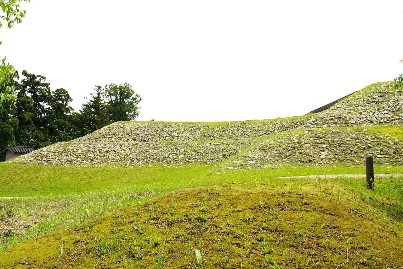 雨の宮古墳群1号墳の前方部と葺石の復元