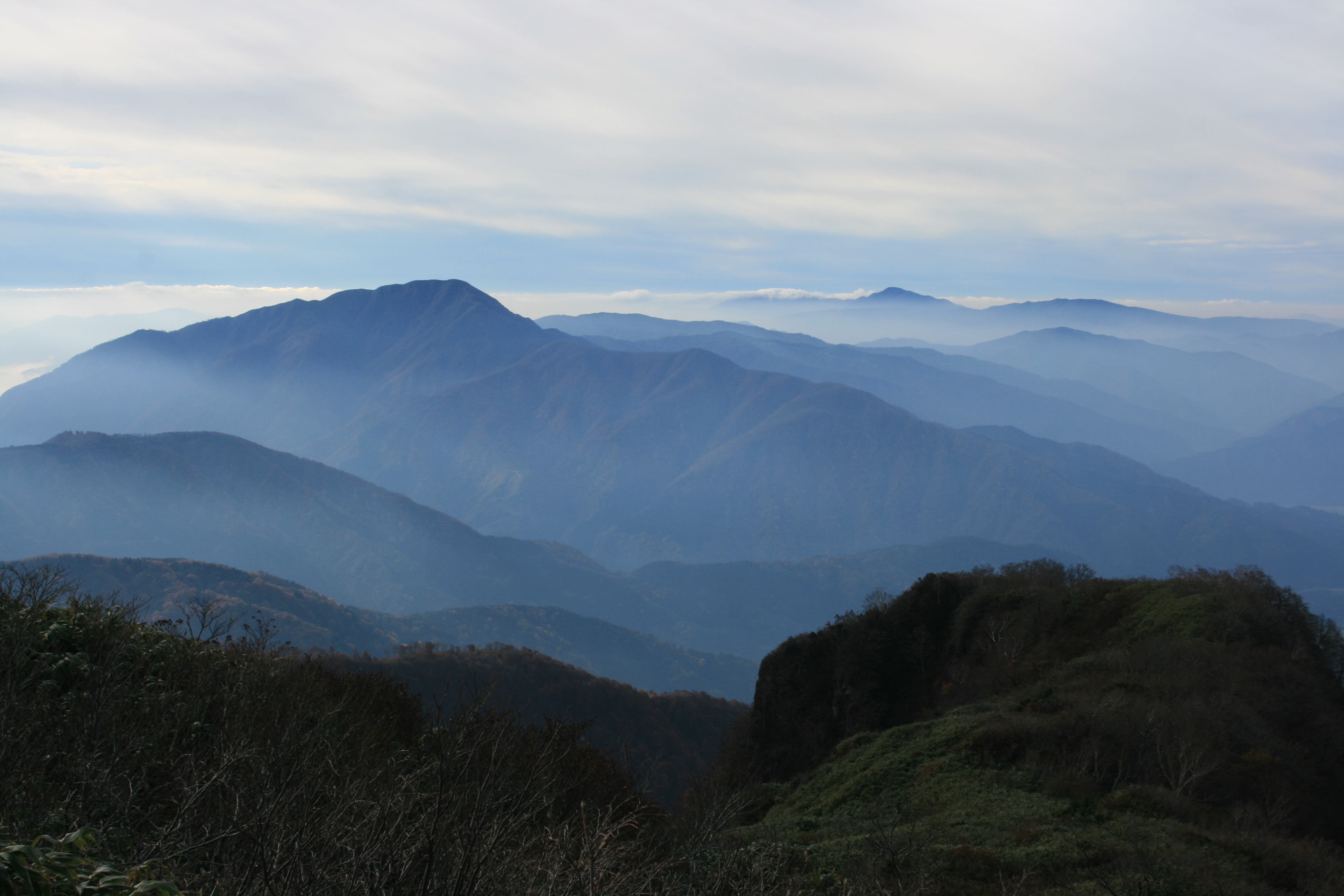 経ヶ岳から望む荒島岳の山容・福井県大野市