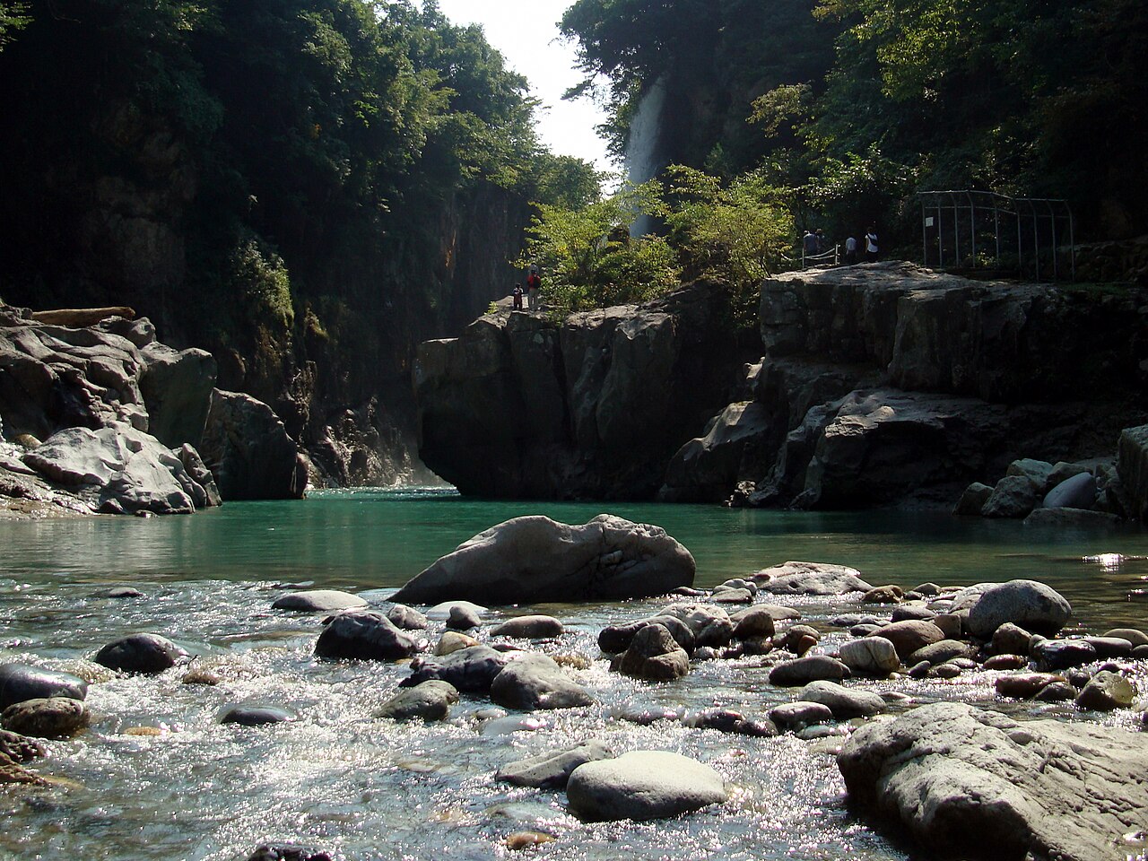 白山手取川ジオパークの手取峡谷と断崖の風景