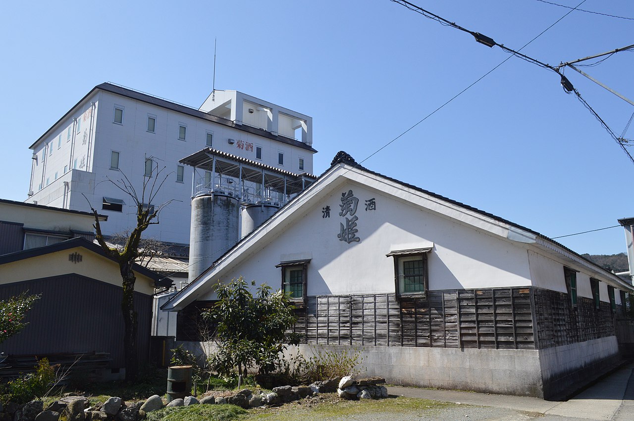 菊姫酒蔵の伝統的な建物と門前町の風情