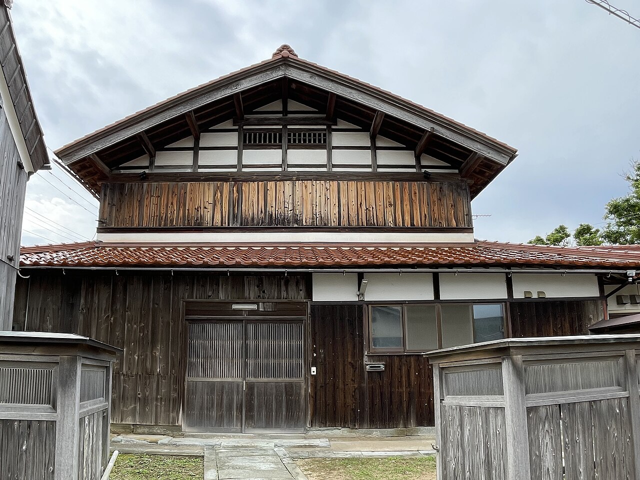 橋立の北前船主久保家住宅と笏谷石の石垣