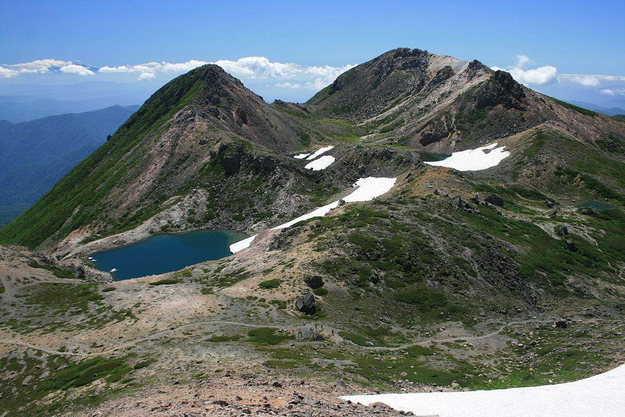 白山の雄大な山容と残雪の風景
