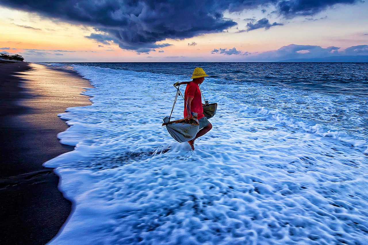伝統的な塩作りの風景