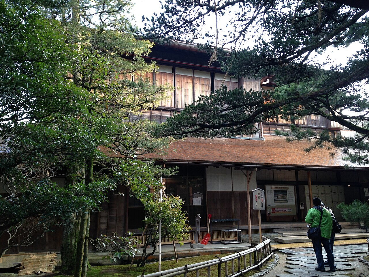 成巽閣の庭園と外観