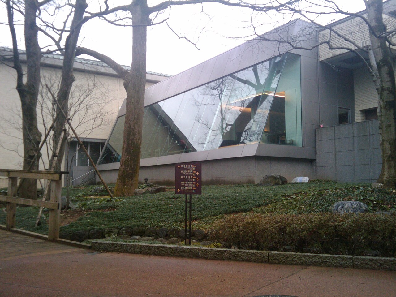 石川県立美術館の外観
