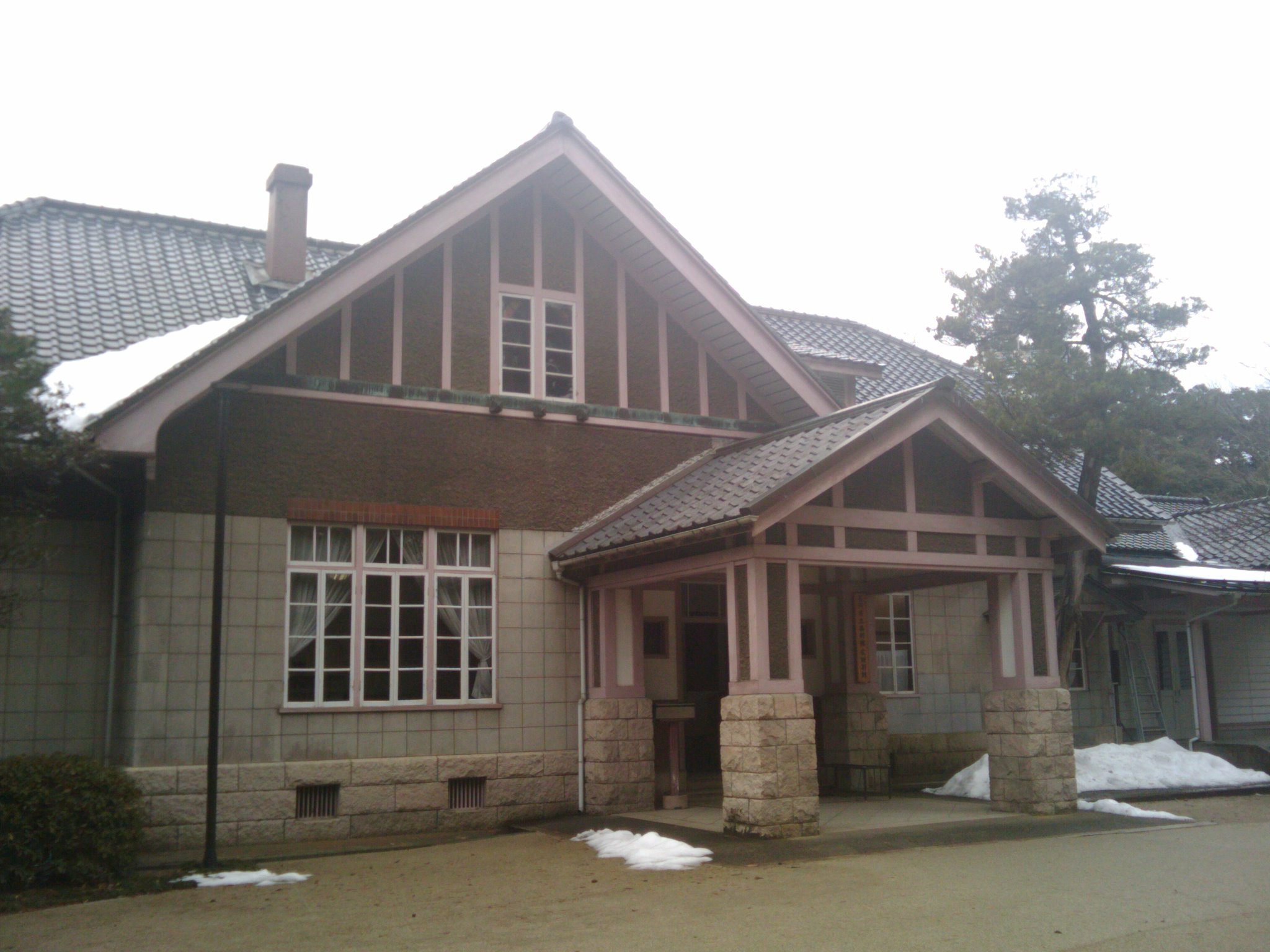 石川県立美術館の建物