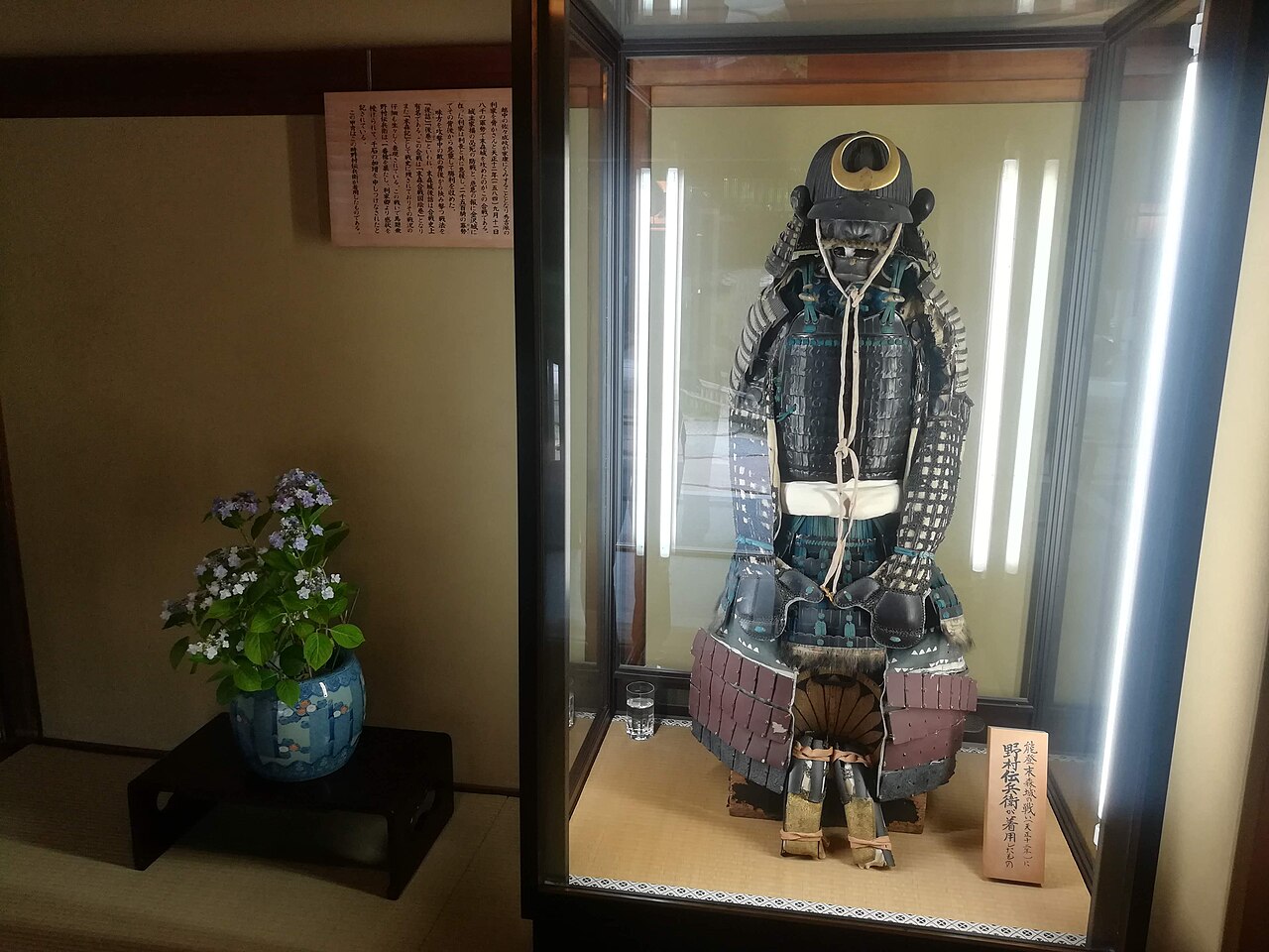 博物館に展示された武士の甲冑