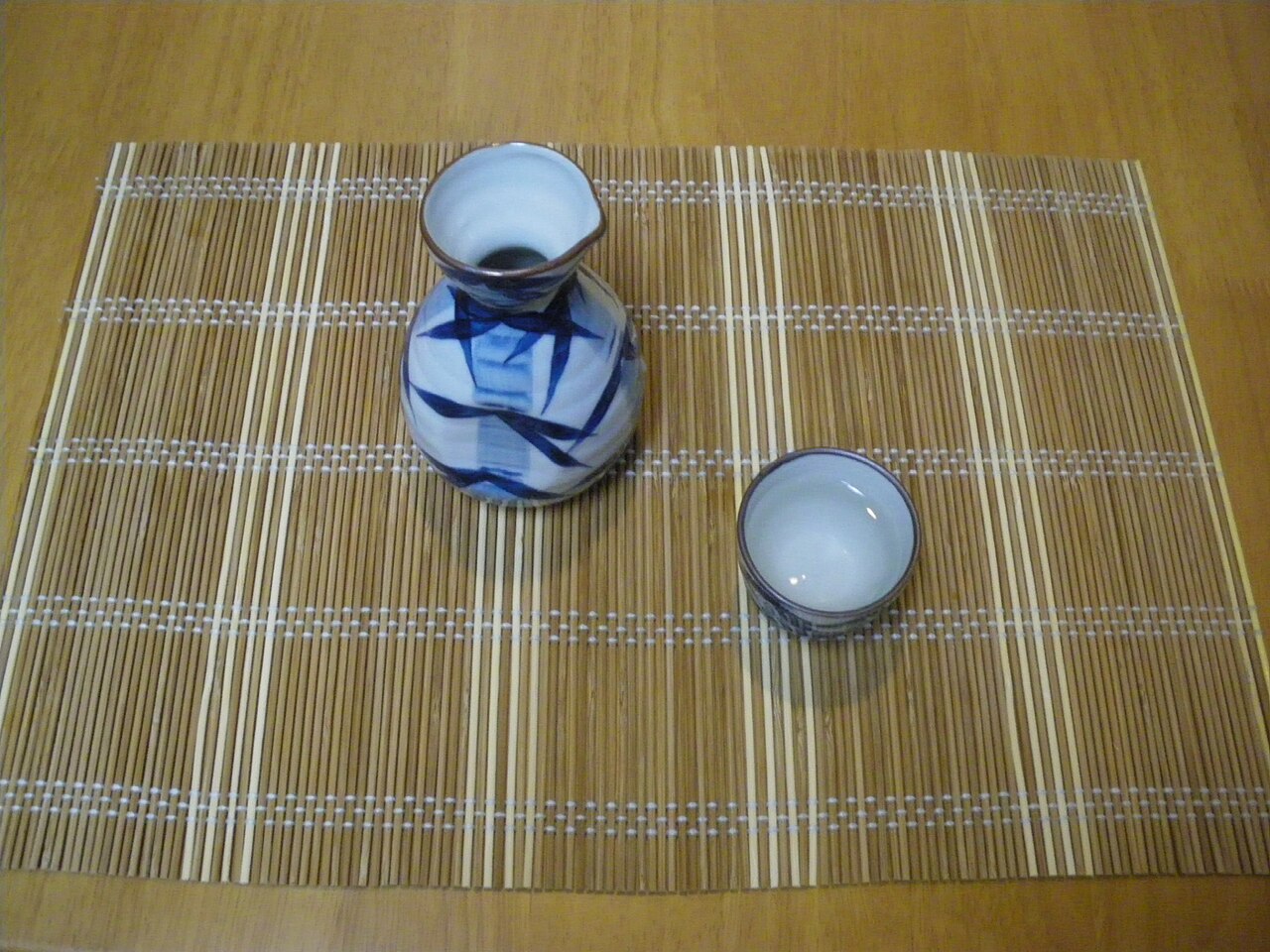 徳利に注がれた日本酒