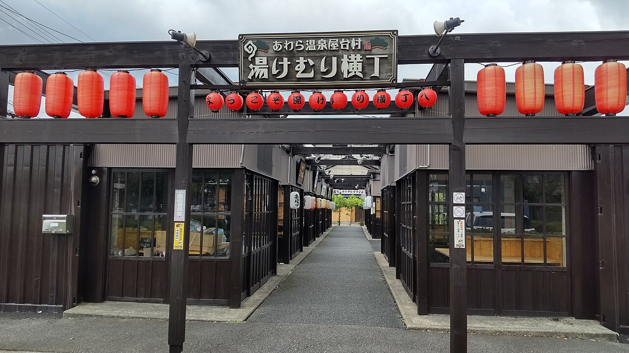 あわら温泉の屋台村・湯けむり横丁の賑やかな夜景