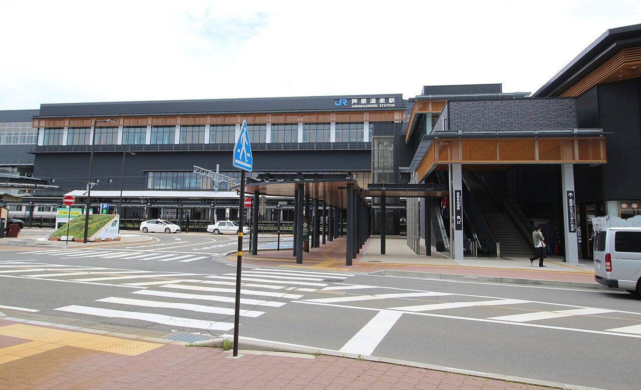 北陸新幹線が停車する芦原温泉駅の外観