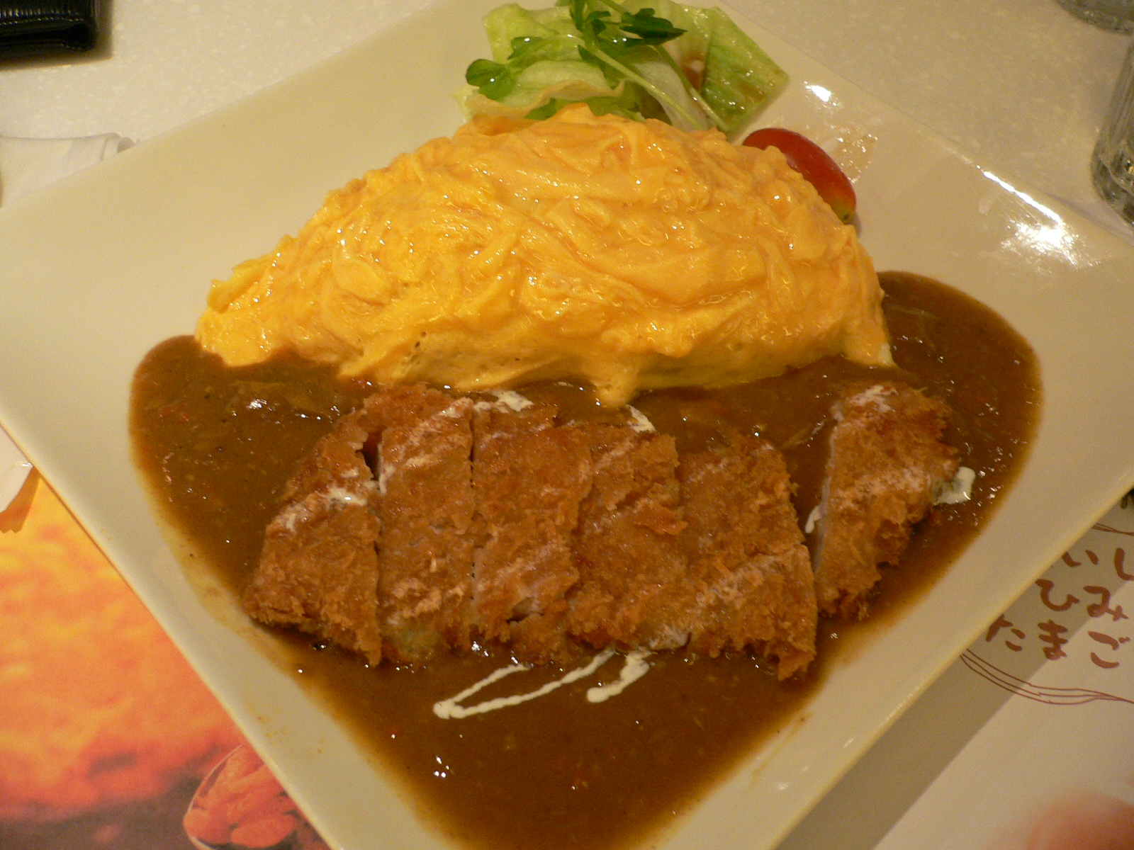 オムライスにトンカツをのせたボルガライス風の料理