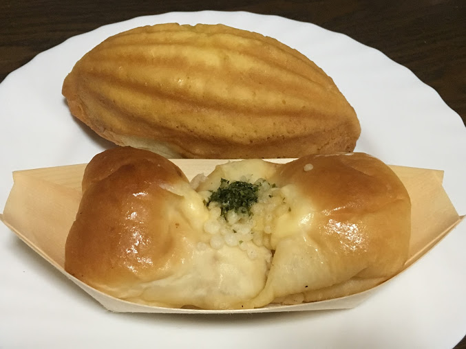 ベーカリーに並ぶ焼きたてパン — 金沢のパン文化