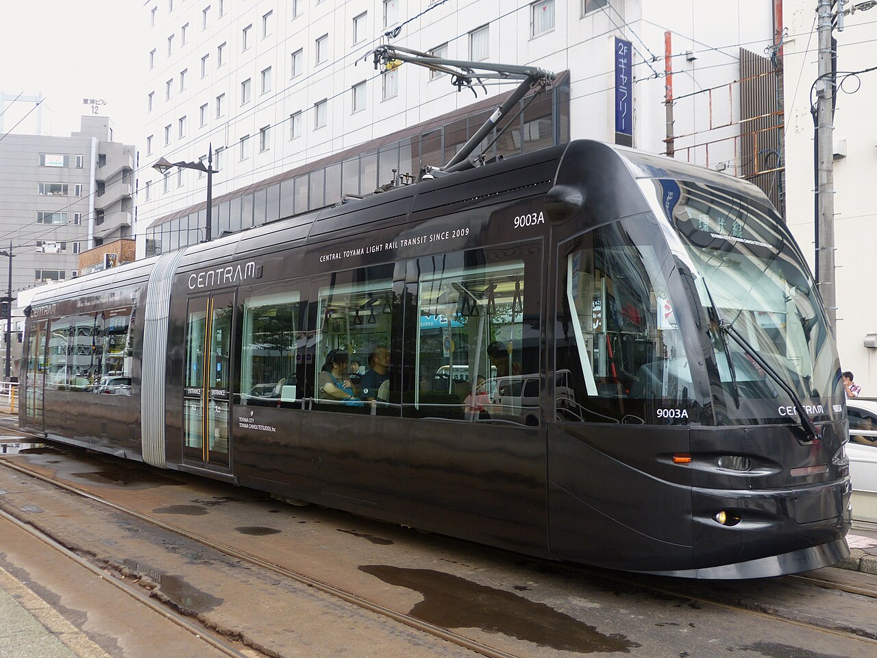 富山市内環状線セントラムの低床車両