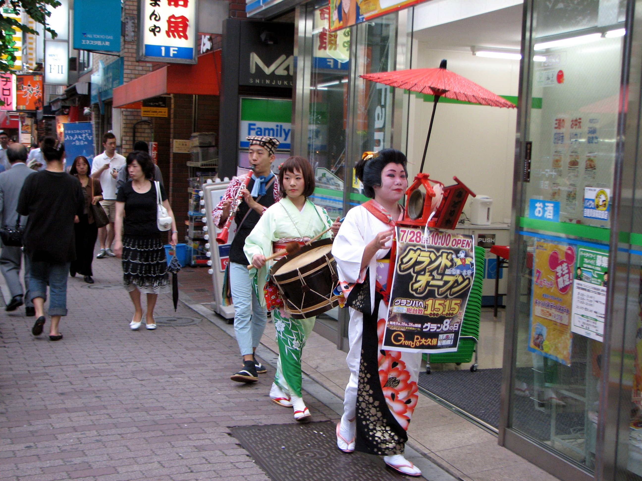 チンドンコンクールの行列