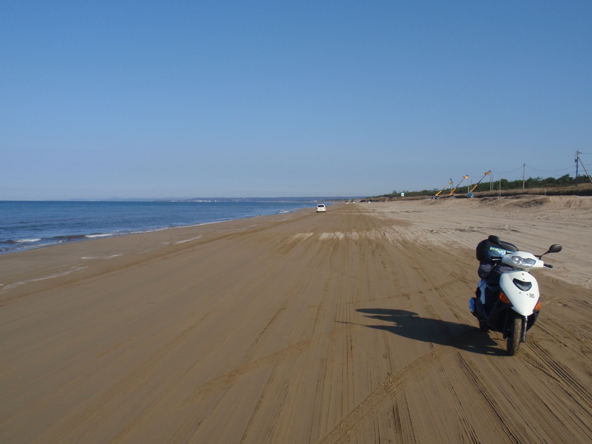 千里浜海岸の広い砂浜と日本海
