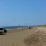 石川県・千里浜なぎさドライブウェイの砂浜と海